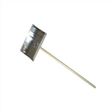 나무 손잡이가 달린 알루미늄 눈삽